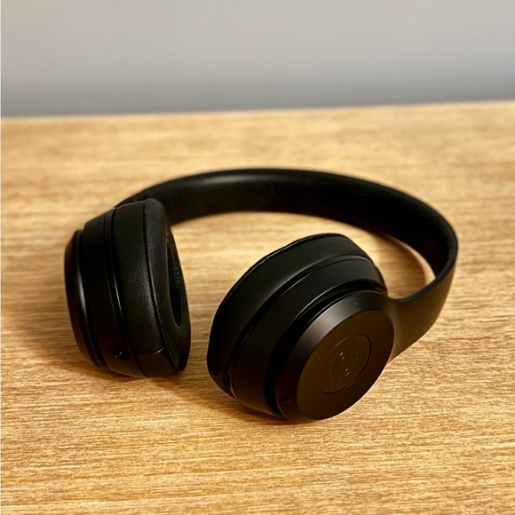 Beats Solo3 Wireless On-Ear Headphones | Never used!!! - Picture 4 of 8